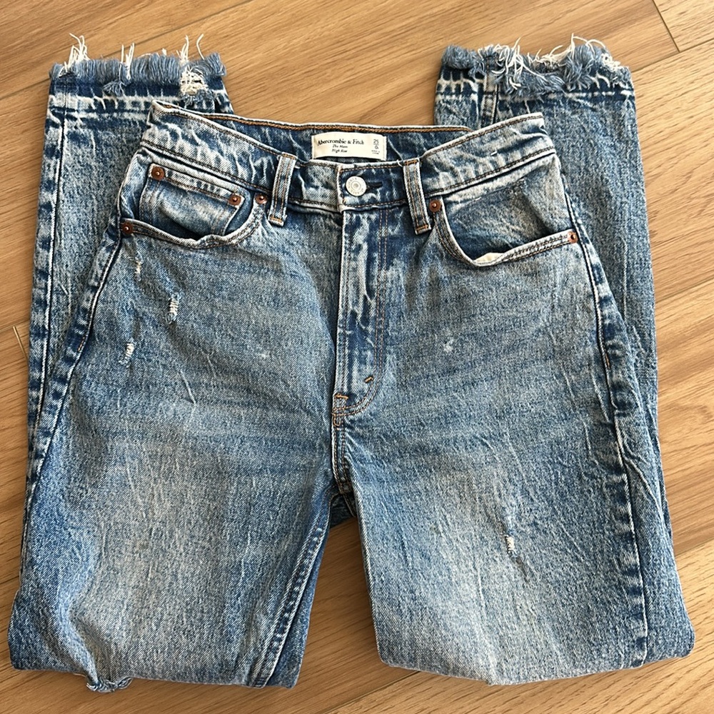 Abercrombie & Fitch High Rise Mom Jeans size 25 / 0 frayed hem
